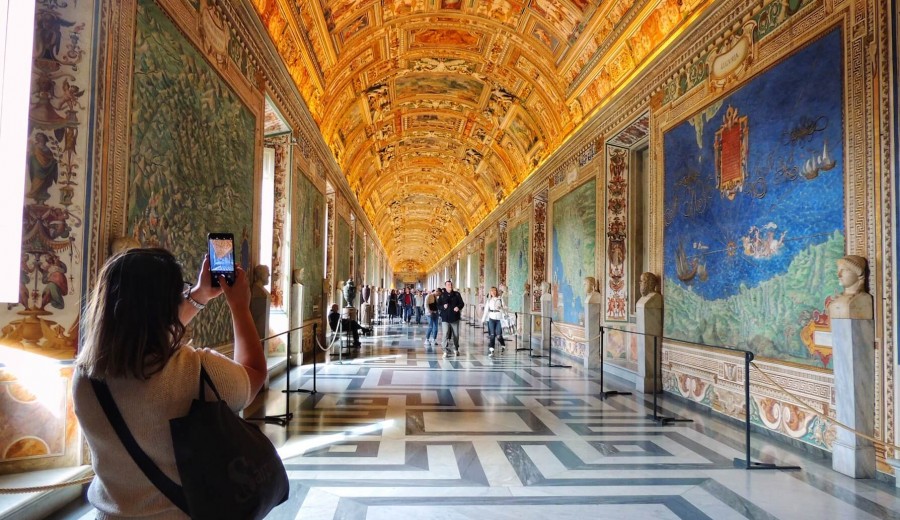 Recreate the landscapes of Renaissance Italy in the Vatican Hall of Maps