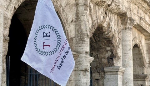 Follow the flag to get the best Colosseum experience!